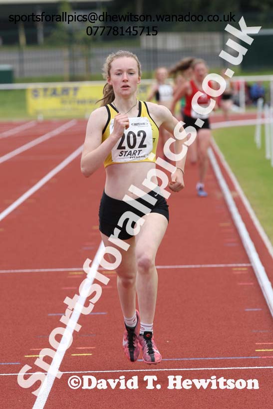 Under-15 girls 800 metres. Photo: David T. Hewitson/Sports for All Pics